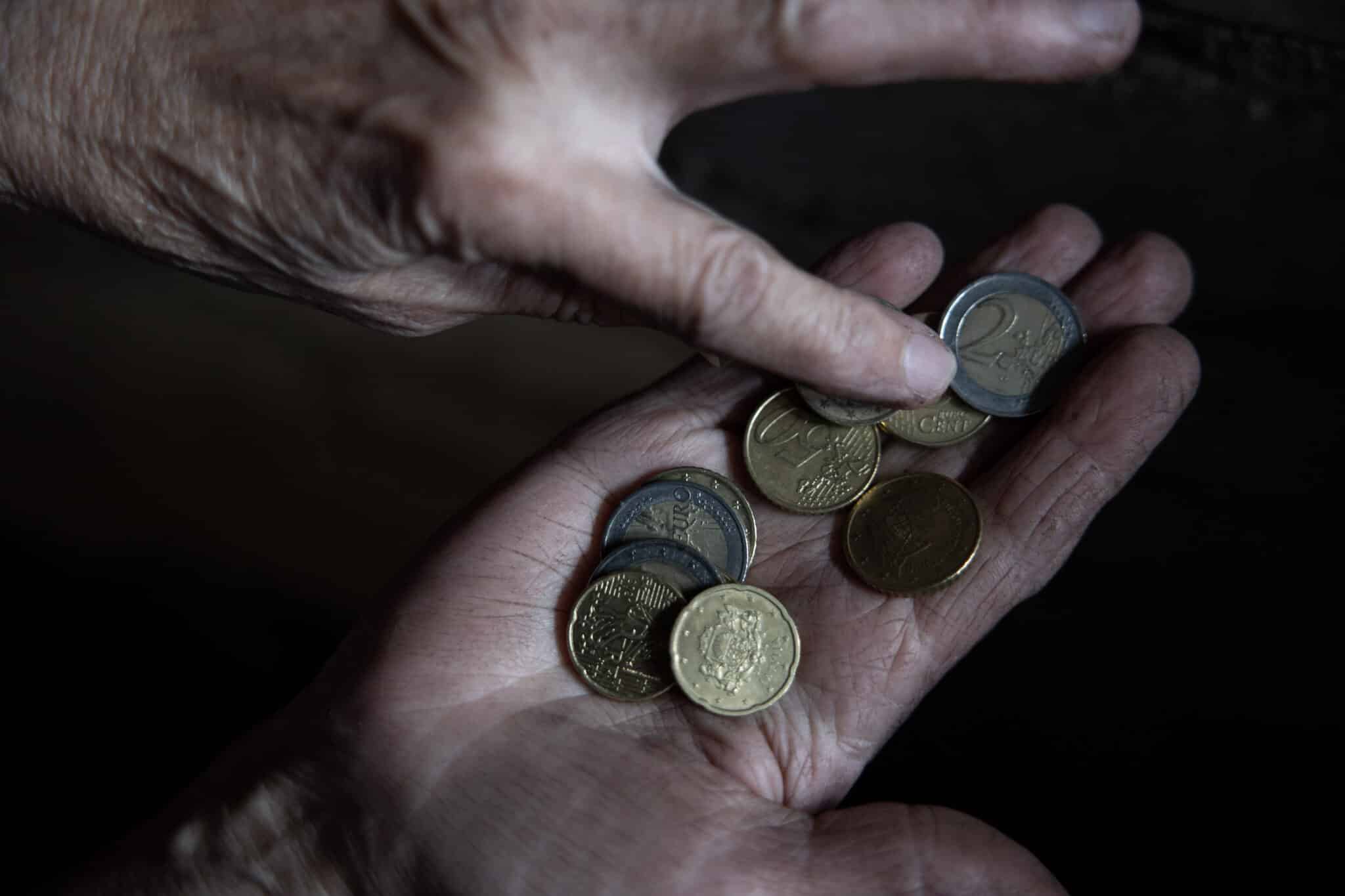 Augančios pajamos gelbsti ne visus: daugiau nei 650 tūkst. gyventojų – ties skurdo riba
