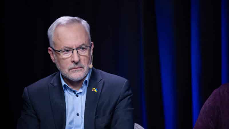 Siūloma įpareigoti politikus deklaruoti visas turimas akcijas ir galiojančius sandorius