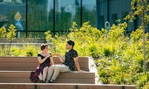 Vilniečiai mėgaujasi grįžusia šiluma. ELTA / Ervin Rauluševičius nuotr.