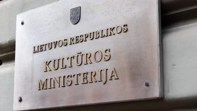 Desovietizacijos komisijos likimas pakibo: politikai spaudžia, ministerija stabdo