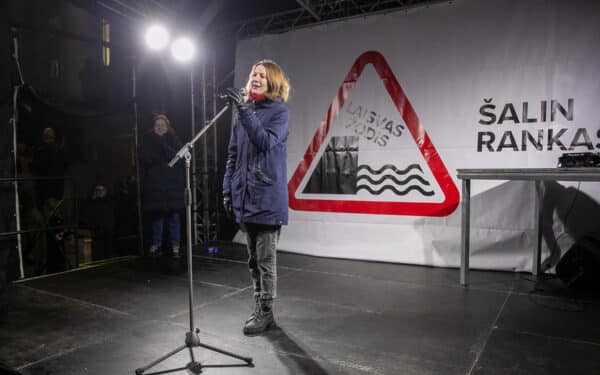 „Šalin rankas“ sugrįžta: bendruomenė ragina ginti nepriklausomumą