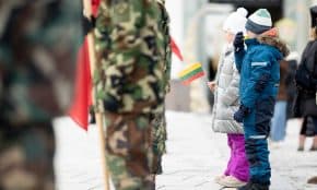 Valstybės vėliavos pakėlimo ceremonija. ELTA / Ervin Rauluševičius nuotr.