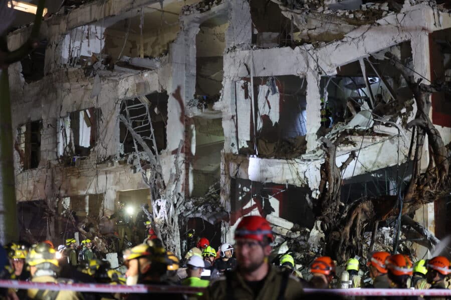 Irano raketa pataikė į pastatą Tel Avive. EPA-ELTA nuotr.