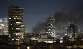 Irano raketa pataikė į pastatą Tel Avive. EPA-ELTA nuotr.