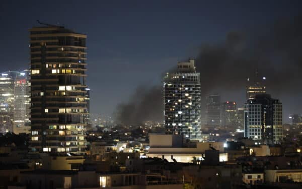 Iranas plečia bombardavimą: Persijos įlankos šalys patiria precedento neturinčius smūgius