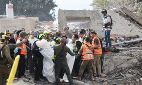 Gelbėtojai: per Irano raketų smūgį Izraeliui žuvo devyni žmonės. EPA-ELTA nuotr.