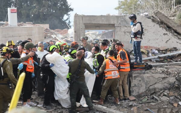 Gelbėtojai: per Irano raketų smūgį Izraeliui žuvo devyni žmonės
