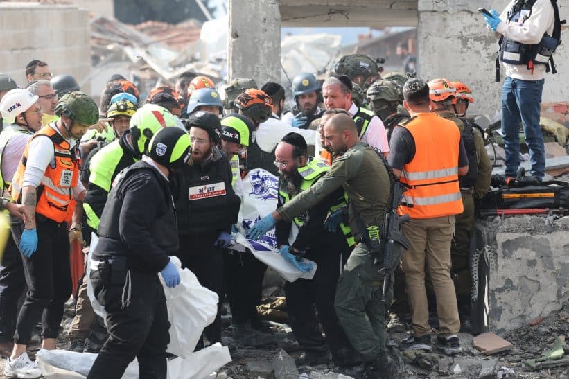 Gelbėtojai: per Irano raketų smūgį Izraeliui žuvo devyni žmonės. EPA-ELTA nuotr.