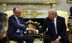 Trumpas Baltuosiuose rūmuose priėmė Merzą. EPA-ELTA