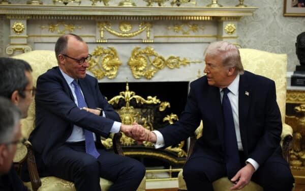 Merzas švelnina prekybos įtampą: Trumpui padovanojo istorinės sutarties kopiją