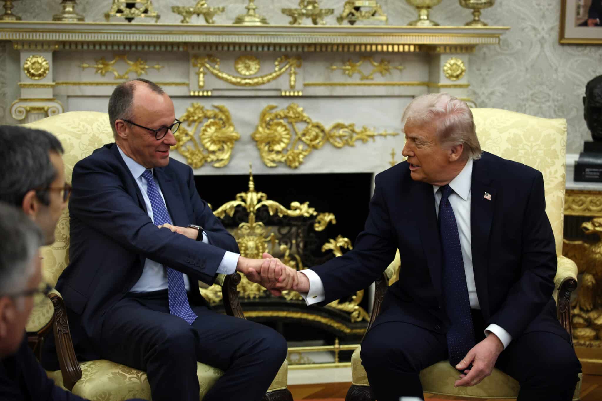 Merzas švelnina prekybos įtampą: Trumpui padovanojo istorinės sutarties kopiją