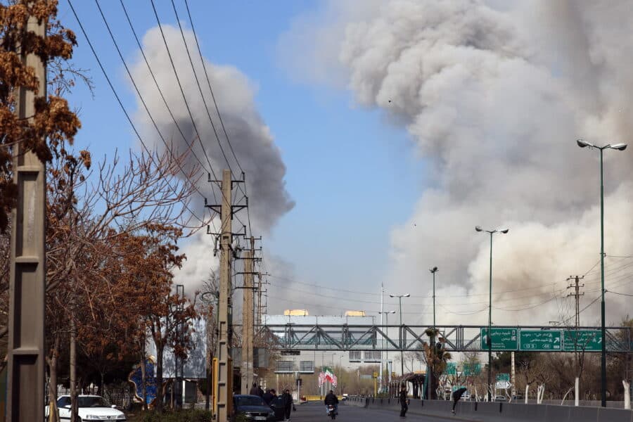 Smūgiai Teherane ketvirtadienį. EPA/ABEDIN TAHERKENAREH nuotr.