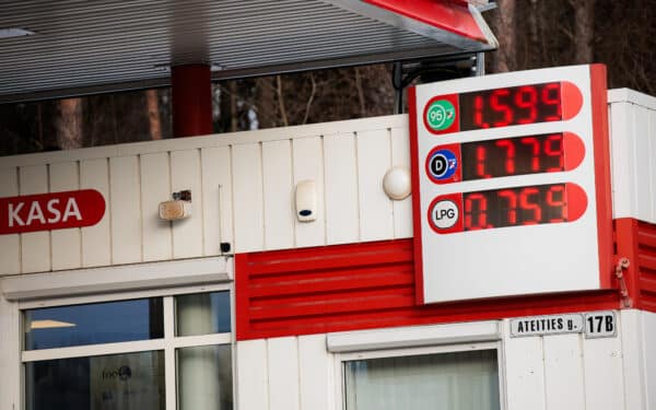 Degalų kainų klausimas grįžta į Vyriausybę: svarstomas laikinas akcizo mažinimas