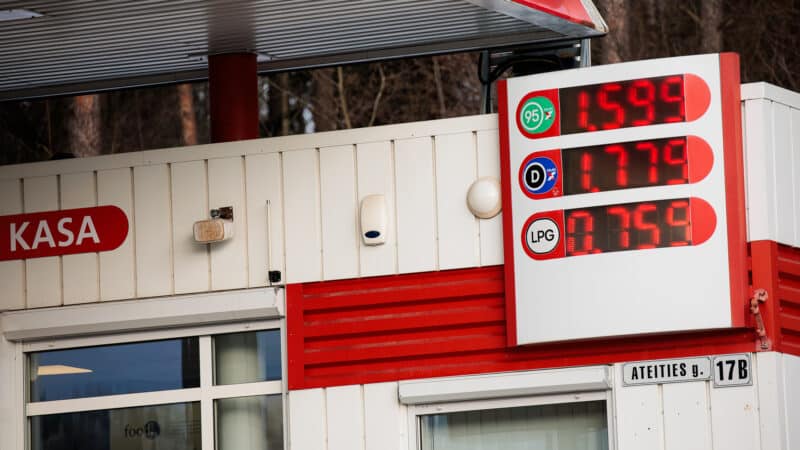 Degalų kainos Europoje šokiruoja: vairuotojai jau plūsta į kaimynines šalis