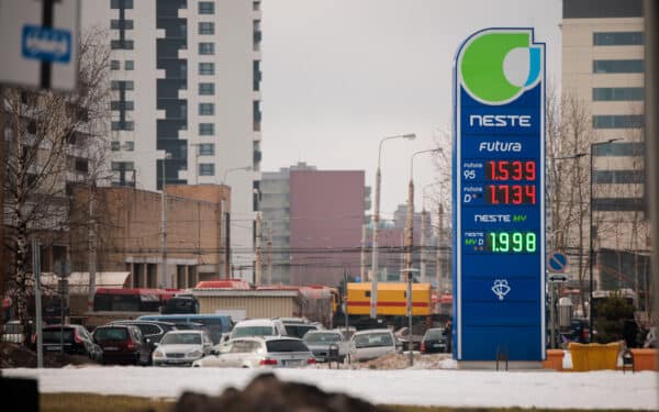 Degalų kainos šiurpina visą Europą: vieni riboją eksportą, bet kainos vis tiek auga