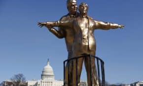 Vašingtone išdygo statula, vaizduojanti Trumpą ir Epsteiną garsiąja poza iš „Titaniko“. EPA-ELTA nuotr.