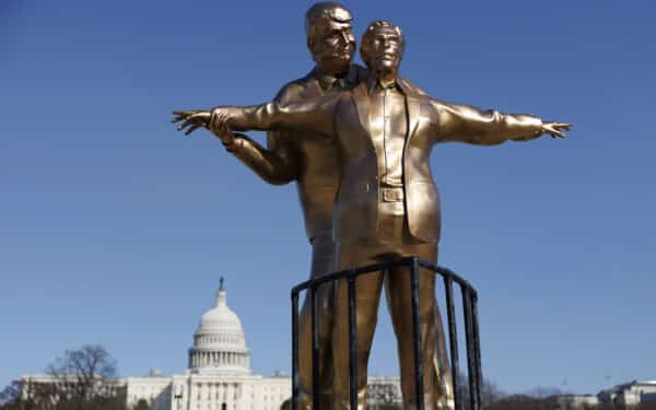 Vašingtone išdygo statula, vaizduojanti Trumpą ir Epsteiną garsiąja poza iš „Titaniko“