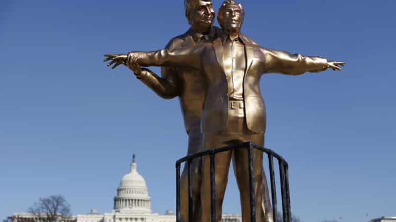 Vašingtone išdygo statula, vaizduojanti Trumpą ir Epsteiną garsiąja poza iš „Titaniko“