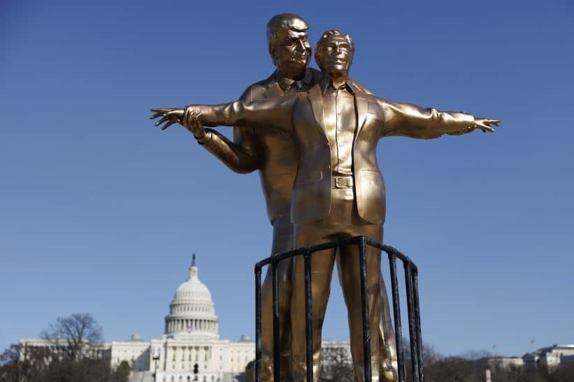 Vašingtone išdygo statula, vaizduojanti Trumpą ir Epsteiną garsiąja poza iš „Titaniko“. EPA-ELTA nuotr.