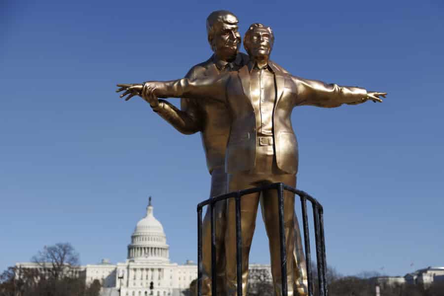 Vašingtone išdygo statula, vaizduojanti Trumpą ir Epsteiną garsiąja poza iš „Titaniko“. EPA-ELTA nuotr.