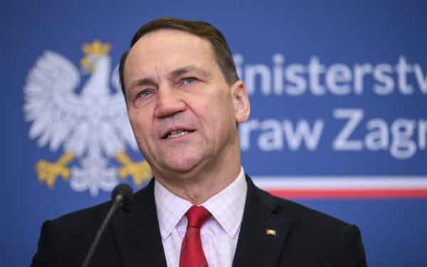 Lenkijos ministras akcentuoja skirtumą: smūgiai Ukrainoje nukreipiami skirtingai