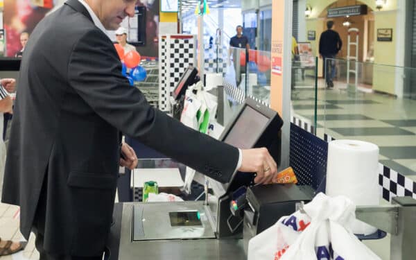 Pirkėjai rado būdą mokėti mažiau: savitarnos kasų triukas kelia diskusijas