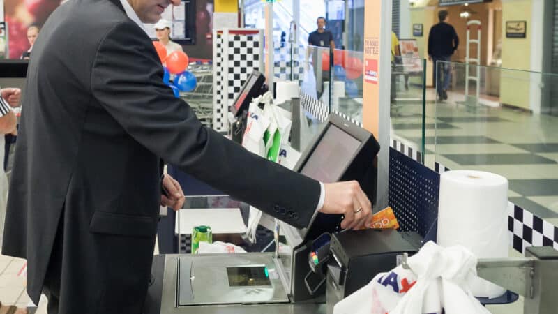 Pirkėjai rado būdą mokėti mažiau: savitarnos kasų triukas kelia diskusijas