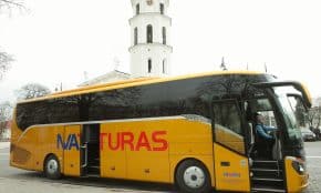 "Novaturo" autobusas sostinės Katedros aikštėje. Dainiaus Labučio (ELTA) nuotr.