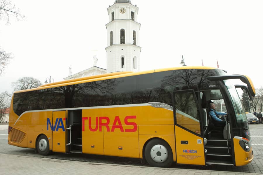 "Novaturo" autobusas sostinės Katedros aikštėje. Dainiaus Labučio (ELTA) nuotr.