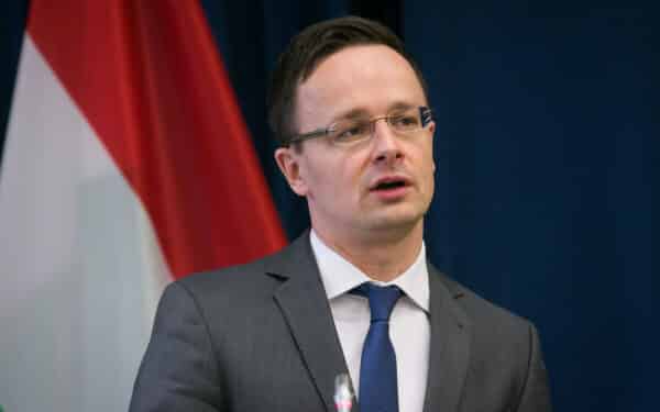 Briuselis laukia atsakymų: Vengrijos ministras priverstas aiškintis dėl kontaktų su Rusija