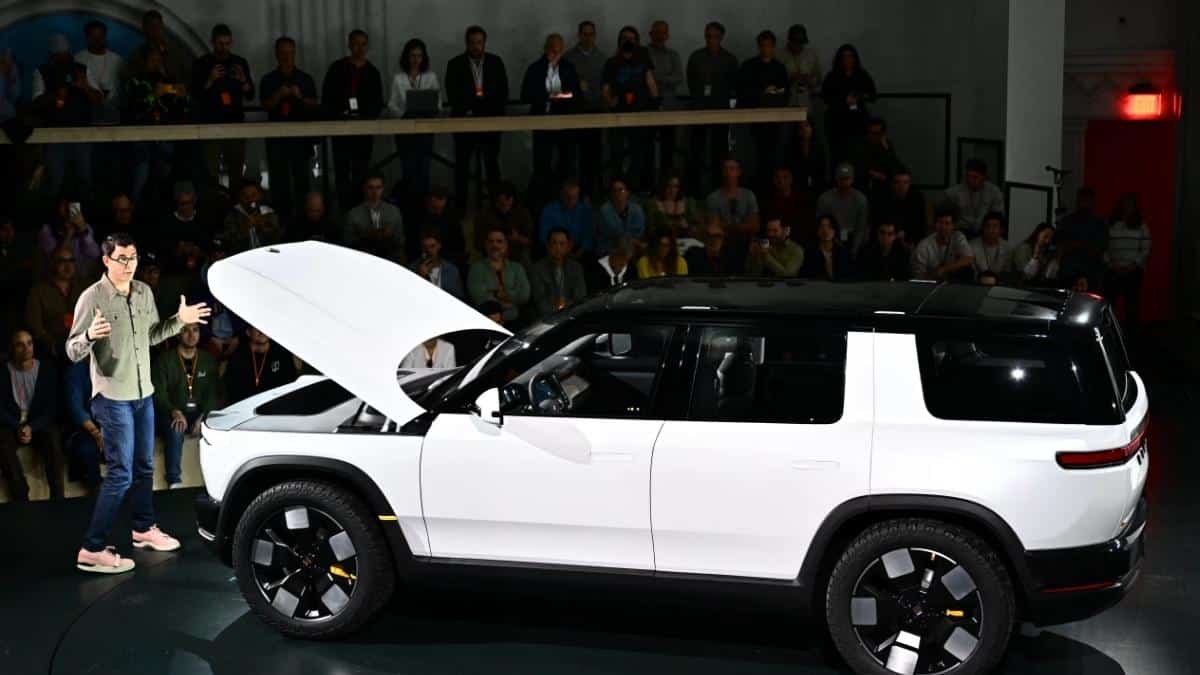 „Rivian” pavasarį pradės pardavinėti naująjį R2 elektromobilį, skirtą konkuruoti su „Tesla”