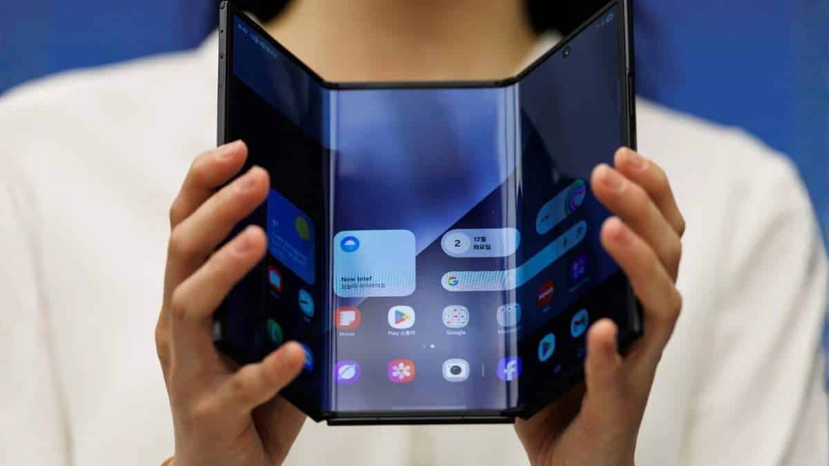 „Apple“ dar nepristatė, o „Samsung“ jau atsako: nutekėjo naujas sulankstomo telefono modelis
