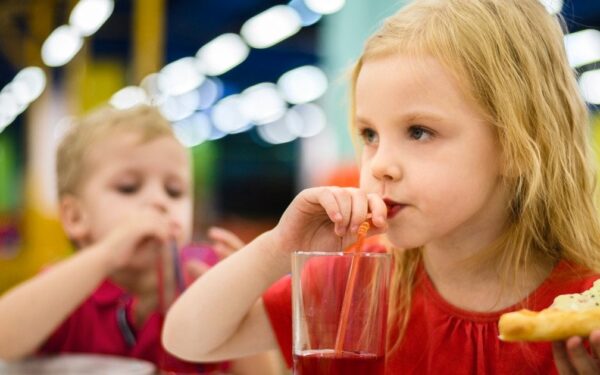 Australijos teismas nubaudė restoraną, kuriame vaikams vietoj gėrimo pateikė cheminį skystį