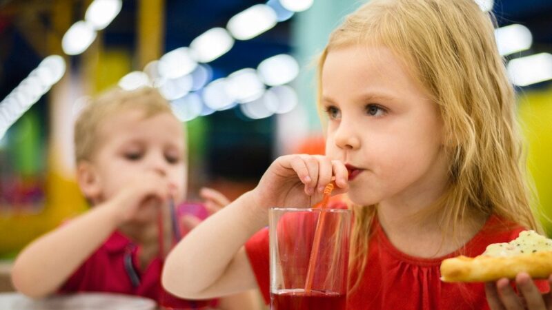 Australijos teismas nubaudė restoraną, kuriame vaikams vietoj gėrimo pateikė cheminį skystį