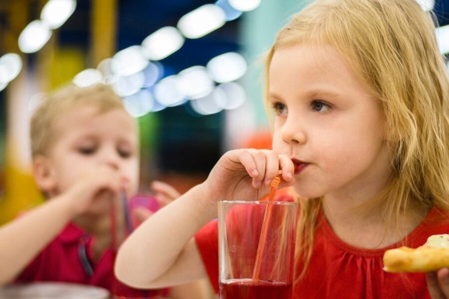 Australijos teismas nubaudė restoraną, kuriame vaikams vietoj gėrimo pateikė cheminį skystį