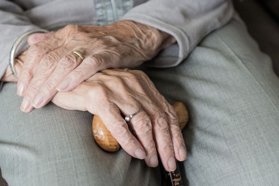 Teisingumas pasivijo po dešimtmečių: 80-metė kalės už nusikaltimus prieš nepilnametį