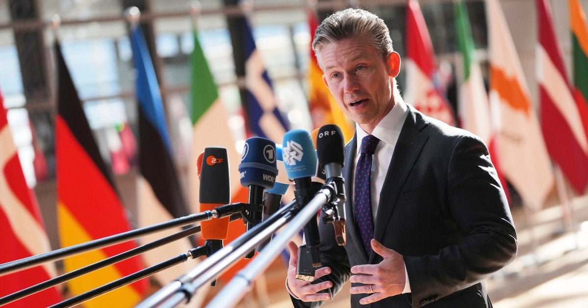 Rusijos dronas virš NATO lėktuvnešio Švedijoje: Maskva neigia, ekspertizė rodo ką kita