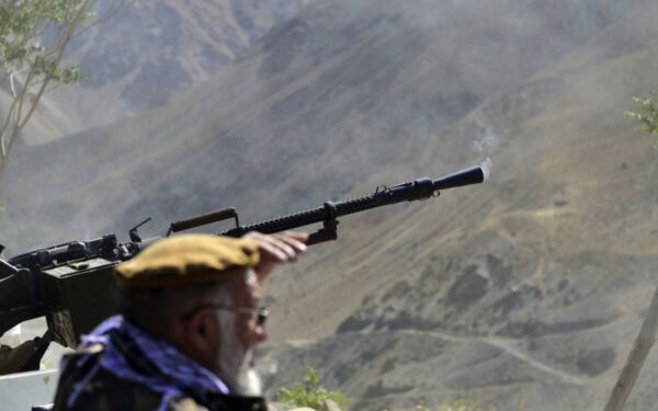 Talibanas pradėjo puolamąją operaciją prieš Pakistaną, abi pusės skelbia apie nuostolius