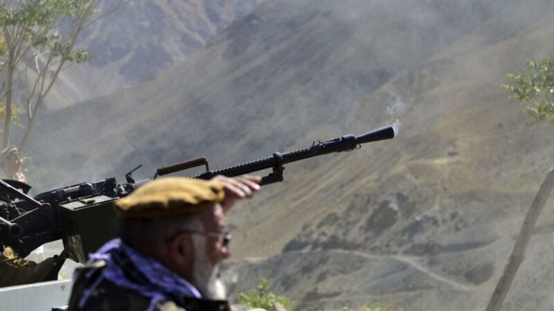 Talibanas pradėjo puolamąją operaciją prieš Pakistaną, abi pusės skelbia apie nuostolius