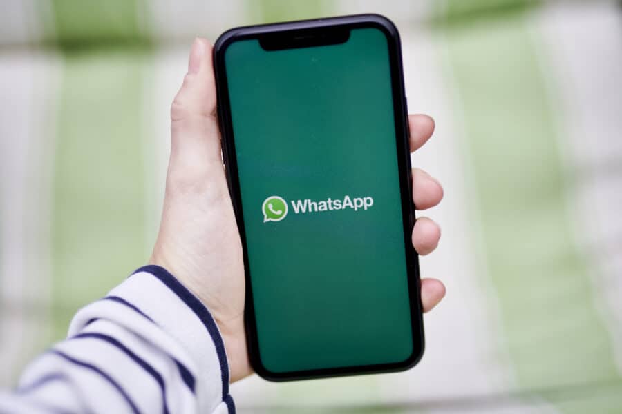 „Meta“ nusileido reguliuotojams: „WhatsApp“ atsiveria konkurentų dirbtinio intelekto botams