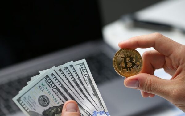 Kriptovaliutų rinka atgyja: bitkoinas artėja prie 73 000 eurų, kas kelia kainą aukštyn?