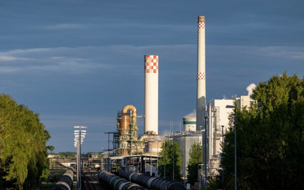 Vokietija skuba gelbėti strateginę rafineriją: ar naftos tiekimas per Gdanską taps konfliktu su Lenkija?