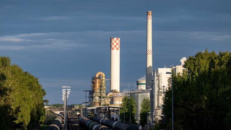 Vokietija skuba gelbėti strateginę rafineriją: ar naftos tiekimas per Gdanską taps konfliktu su Lenkija?
