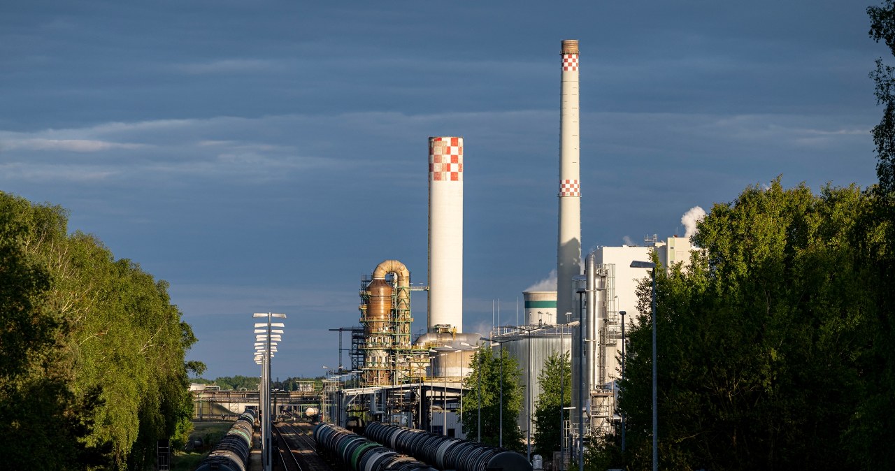 Vokietija skuba gelbėti strateginę rafineriją: ar naftos tiekimas per Gdanską taps konfliktu su Lenkija?