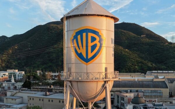 Vienas didžiausių sandorių: „Paramount Skydance“ perima „Warner Bros. Discovery“, kas laukia didžiųjų TV ir turinio platformų?