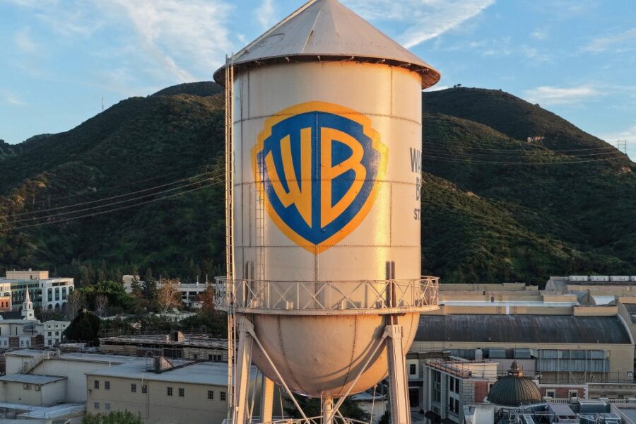 Vienas didžiausių sandorių: „Paramount Skydance“ perima „Warner Bros. Discovery“, kas laukia didžiųjų TV ir turinio platformų?