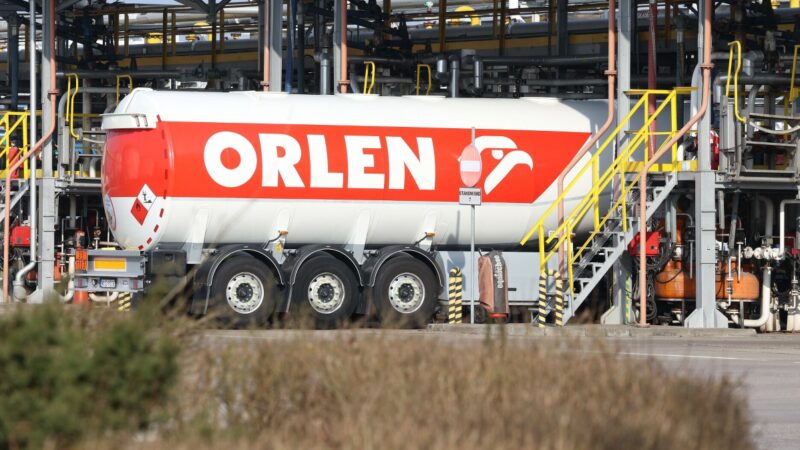 Lenkijos gyventojai dėl degalų kainų lubų jau sutaupė 3 mlrd. zlotų