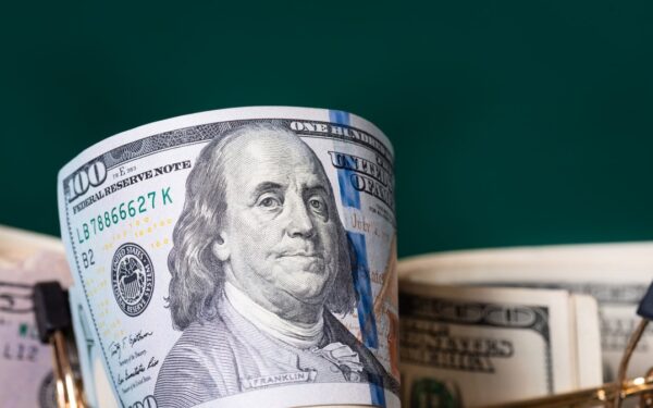 Netikėtas posūkis valiutose: doleris traukiasi, o zlotas stiprėja, poveikį pajus ir lietuviai