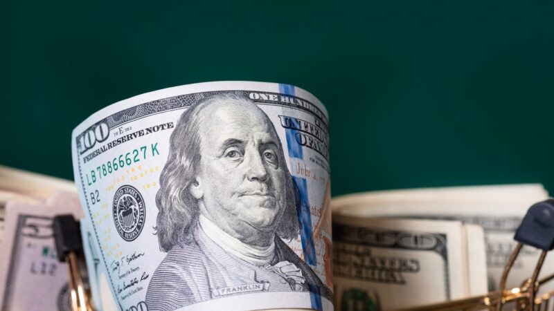 Netikėtas posūkis valiutose: doleris traukiasi, o zlotas stiprėja, poveikį pajus ir lietuviai