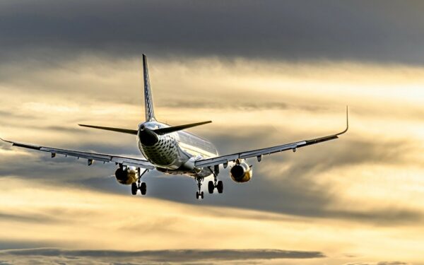 Degalų tiekimo įtampa: „KLM” ir „Lufthansa” atšaukia skrydžius, „Orlen” rizikos nemato